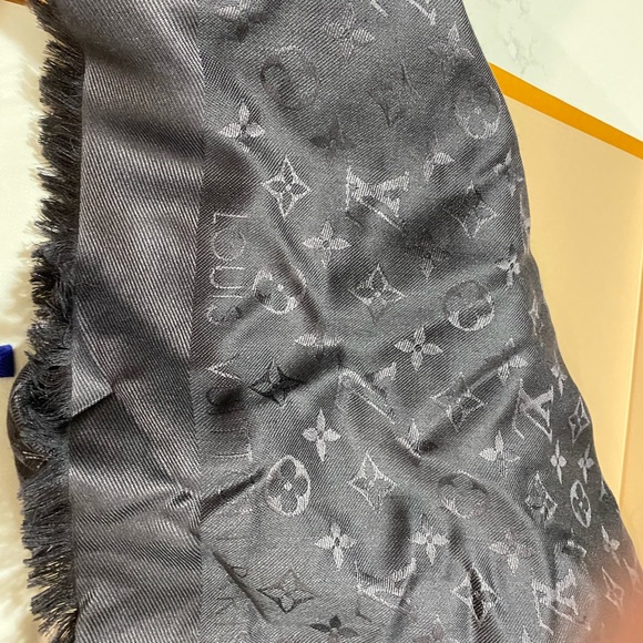 SOLD Authentic LV shawl - Picture 4 of 5
